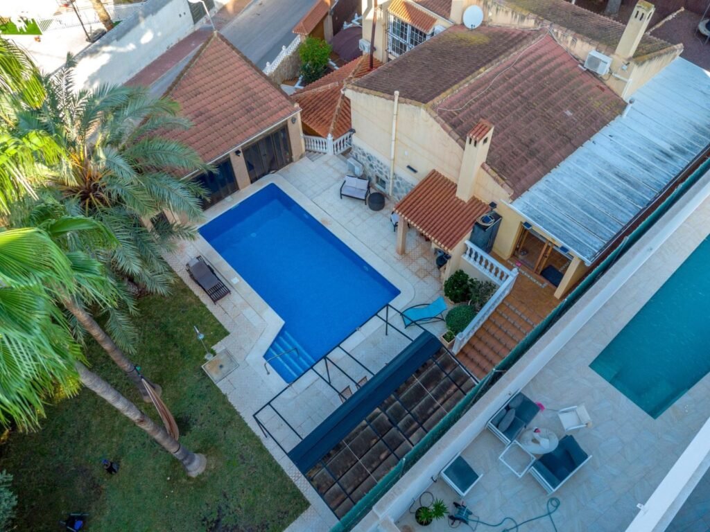 Chalet independiente con piscina en Los Balcones