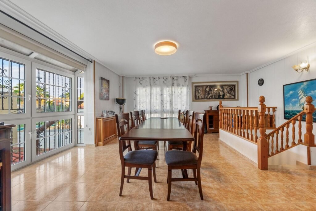 Chalet independiente con piscina en Los Balcones