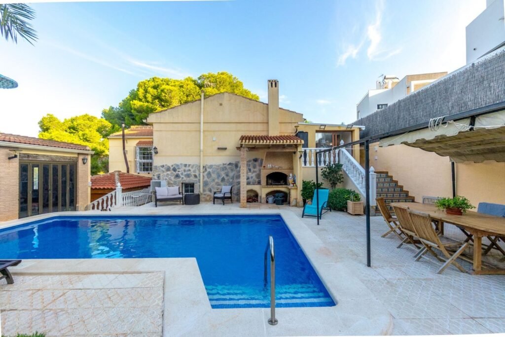 Chalet independiente con piscina en Los Balcones
