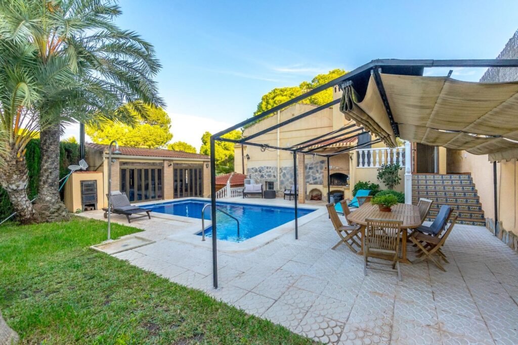 Chalet independiente con piscina en Los Balcones