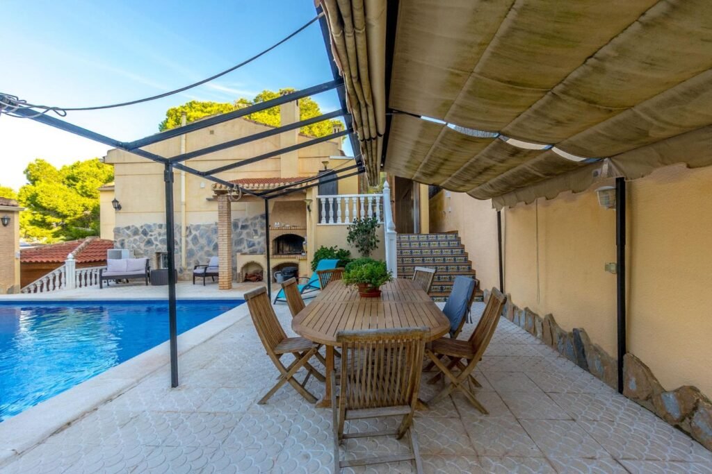 Chalet independiente con piscina en Los Balcones
