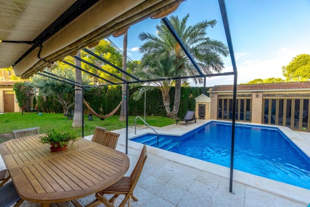 Chalet independiente con piscina en Los Balcones