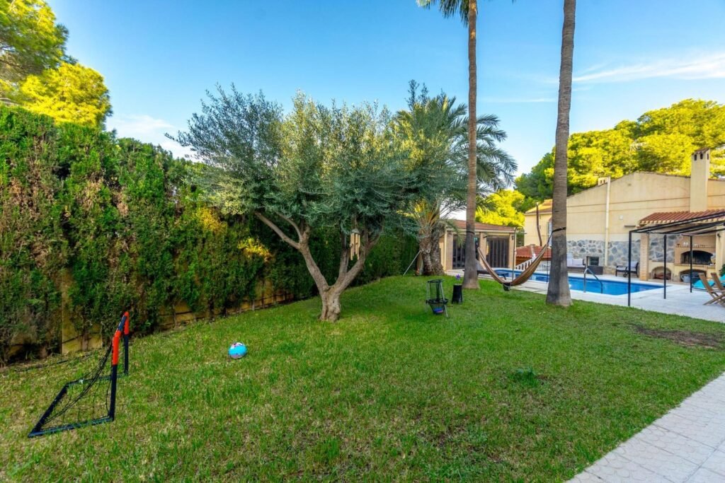 Chalet independiente con piscina en Los Balcones