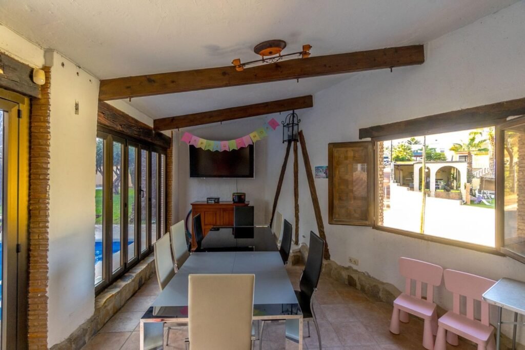 Chalet independiente con piscina en Los Balcones