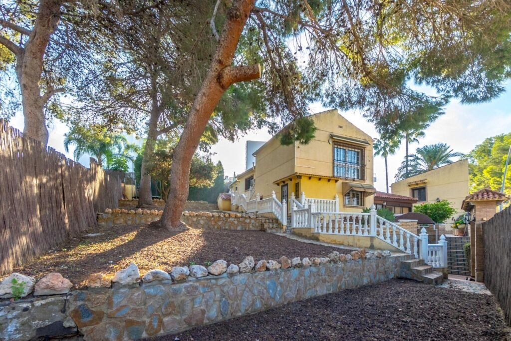 Chalet independiente con piscina en Los Balcones