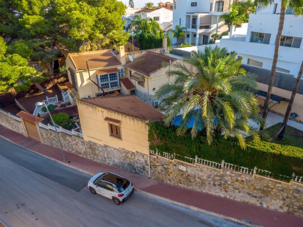 Chalet independiente con piscina en Los Balcones