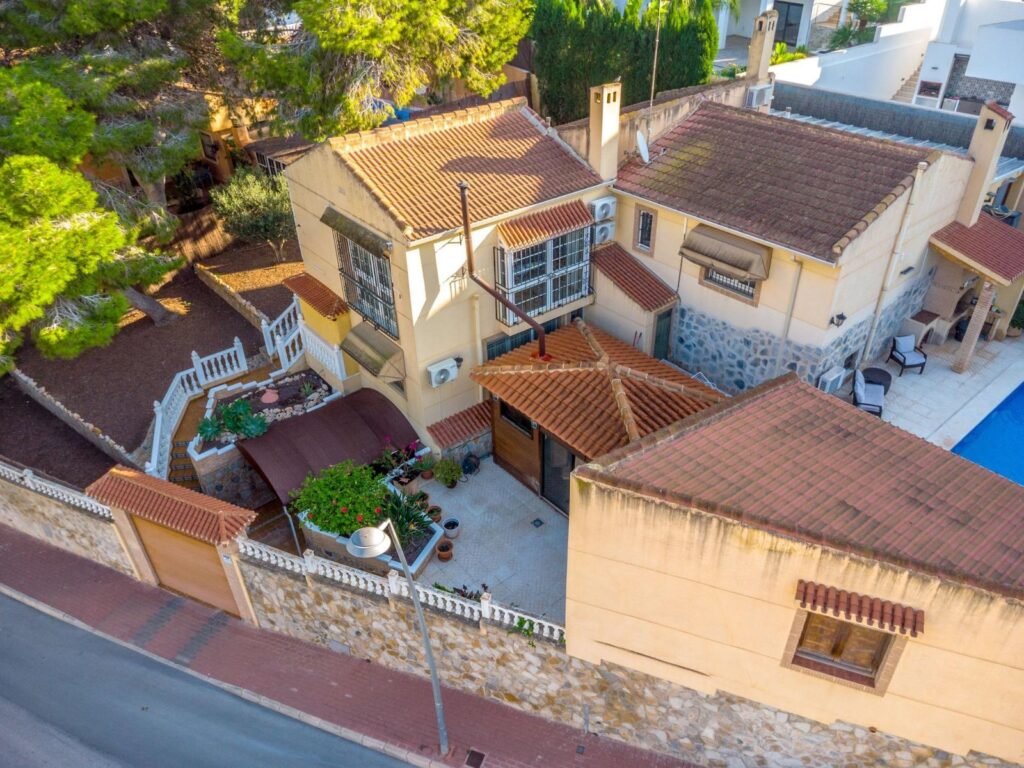 Chalet independiente con piscina en Los Balcones
