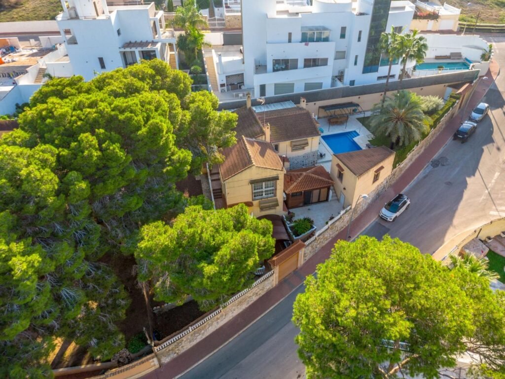 Chalet independiente con piscina en Los Balcones