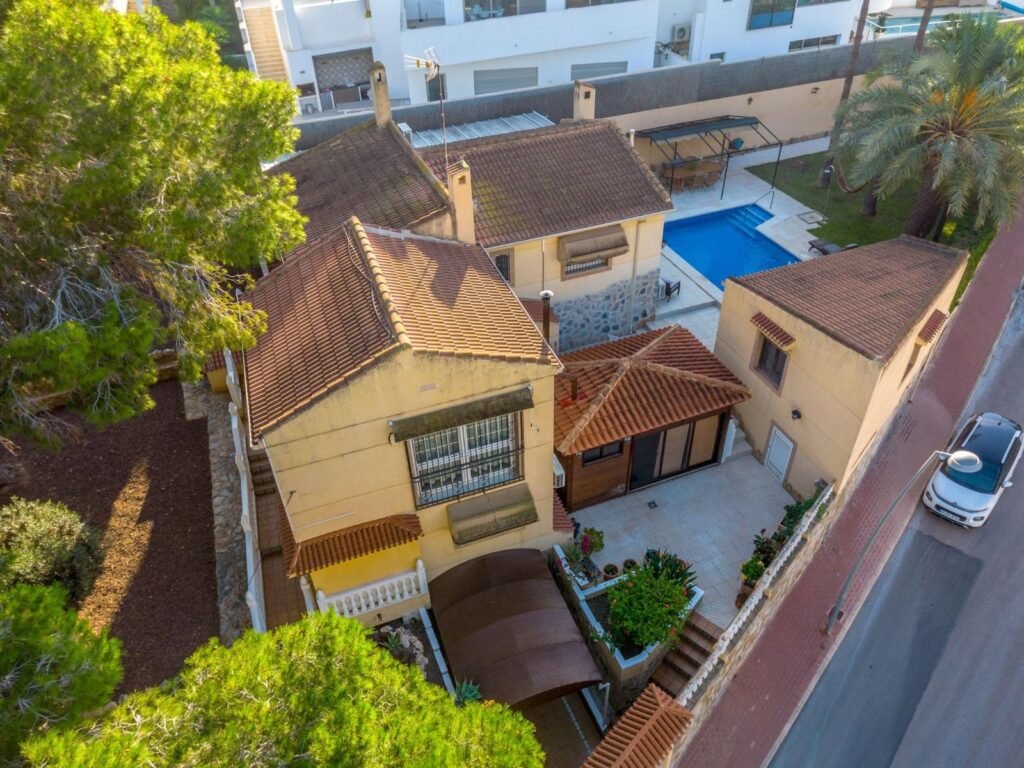 Chalet independiente con piscina en Los Balcones