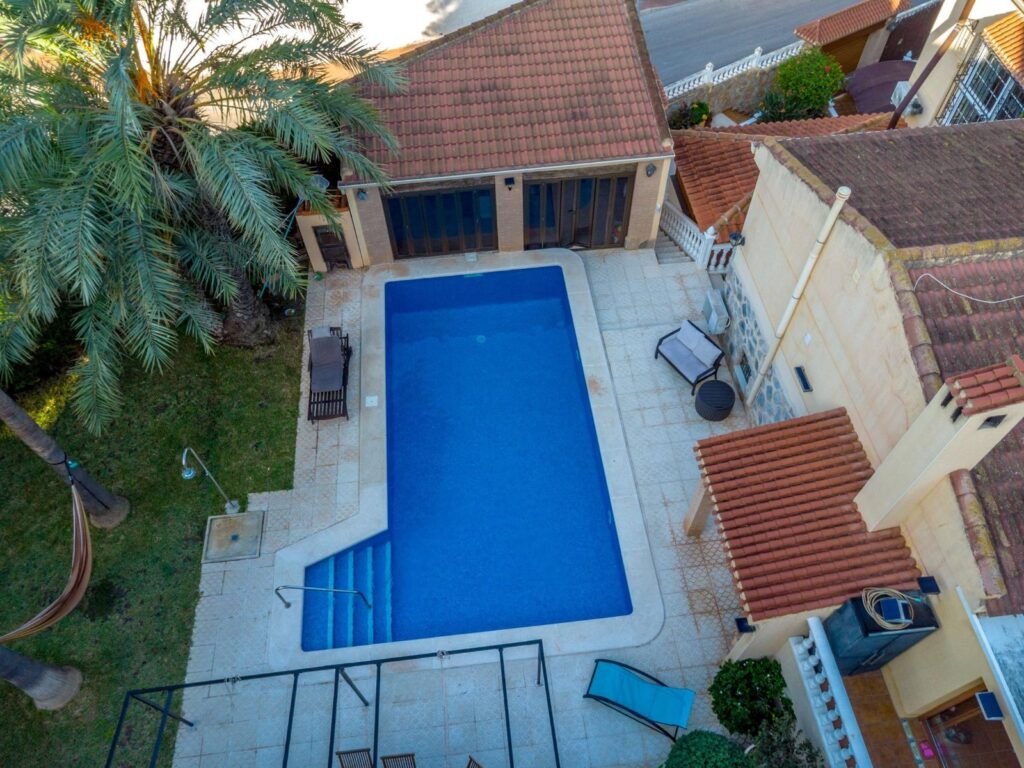 Chalet independiente con piscina en Los Balcones
