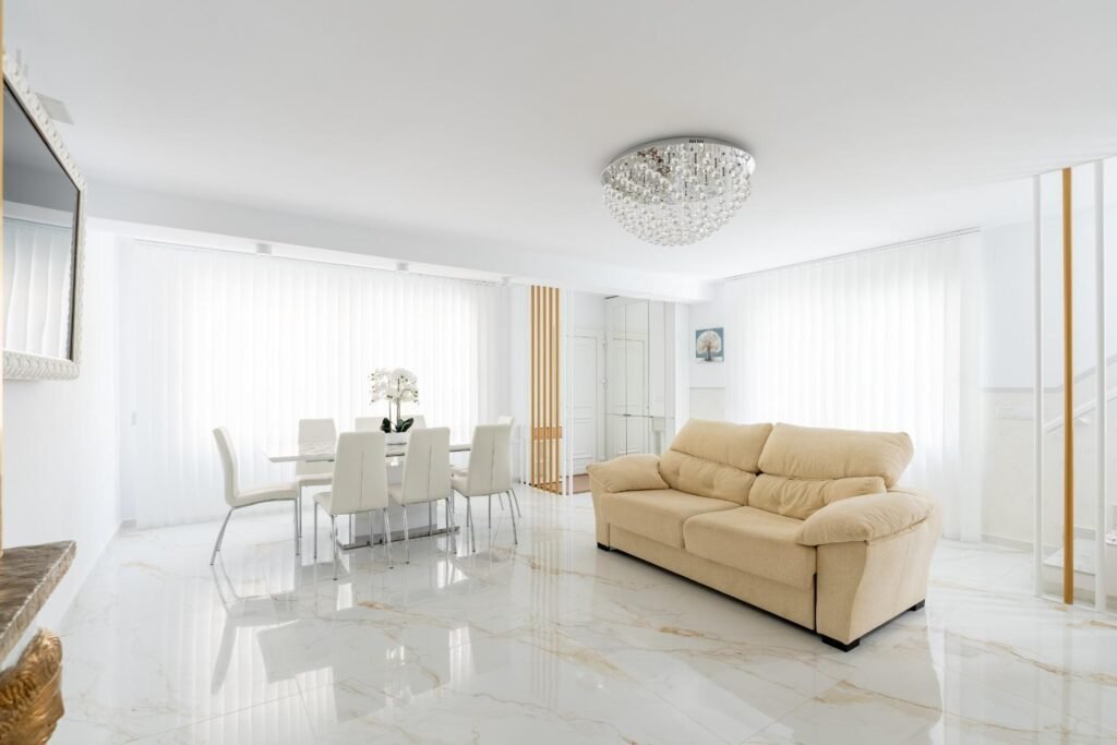 Exclusiva vivienda familiar a 400 m del mar – dos viviendas independientes, piscina privada y placas solares