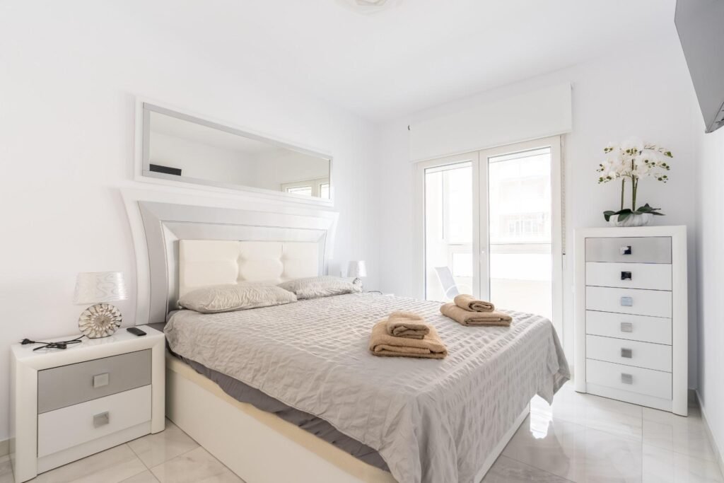 Exclusiva vivienda familiar a 400 m del mar – dos viviendas independientes, piscina privada y placas solares