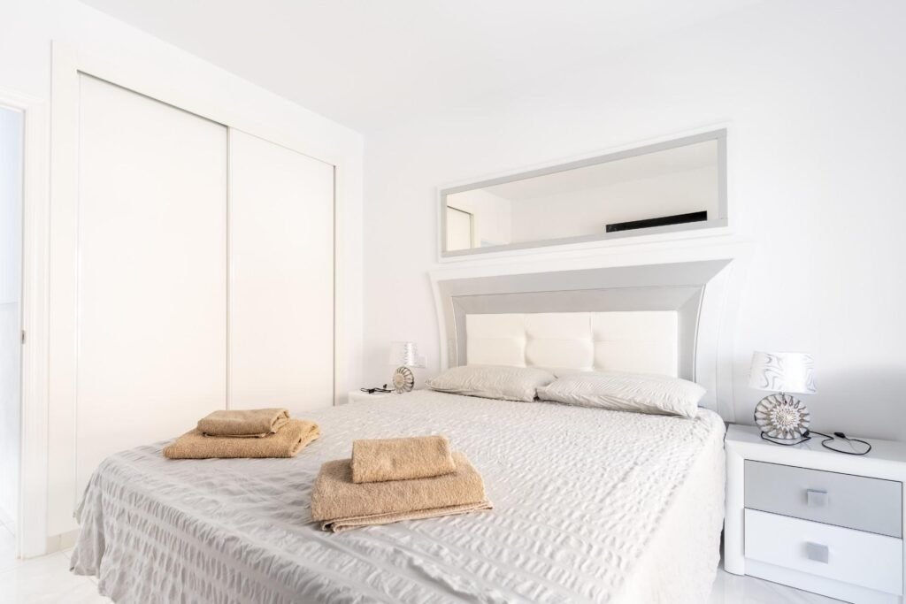 Exclusiva vivienda familiar a 400 m del mar – dos viviendas independientes, piscina privada y placas solares