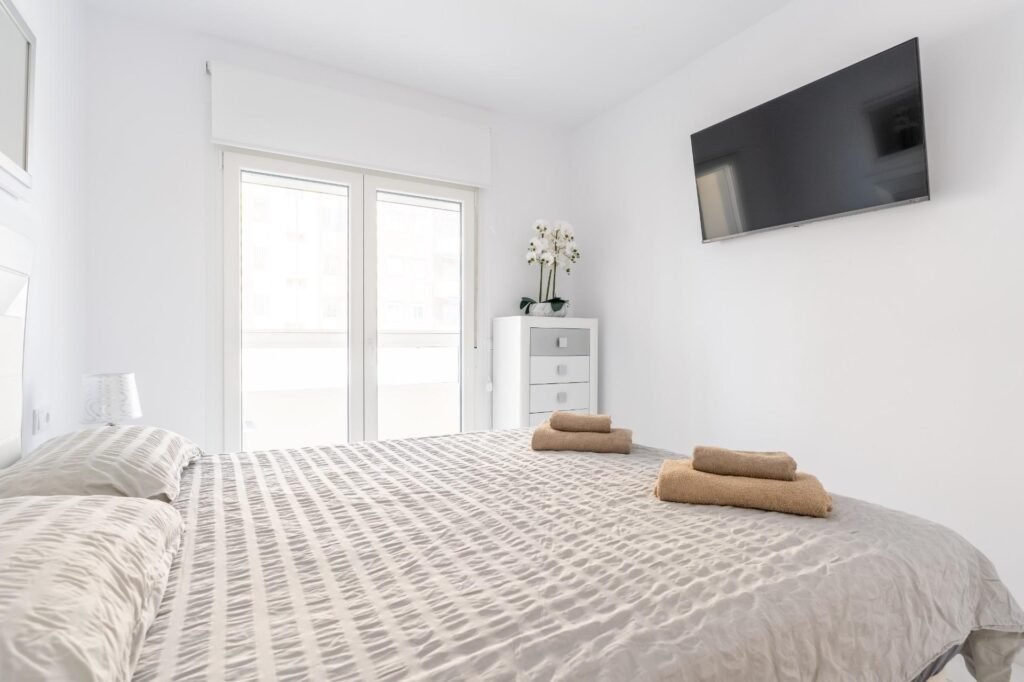 Exclusiva vivienda familiar a 400 m del mar – dos viviendas independientes, piscina privada y placas solares