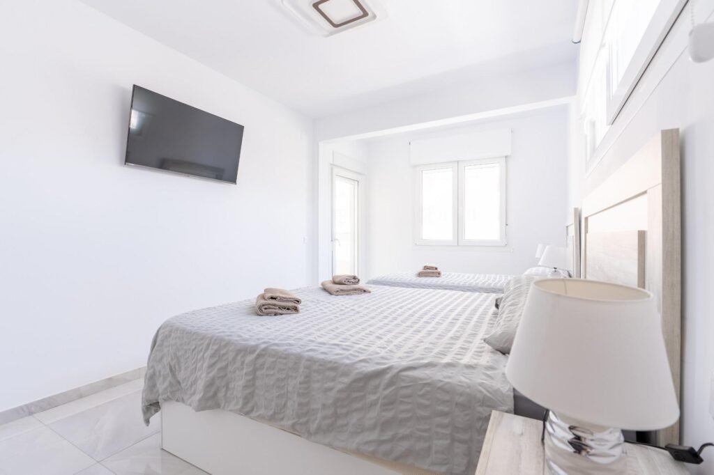Exclusiva vivienda familiar a 400 m del mar – dos viviendas independientes, piscina privada y placas solares