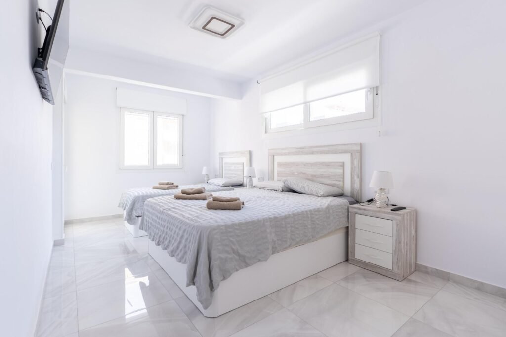 Exclusiva vivienda familiar a 400 m del mar – dos viviendas independientes, piscina privada y placas solares
