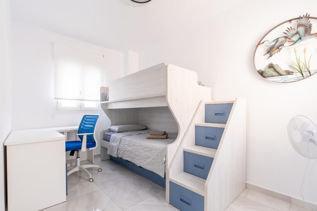 Exclusiva vivienda familiar a 400 m del mar – dos viviendas independientes, piscina privada y placas solares