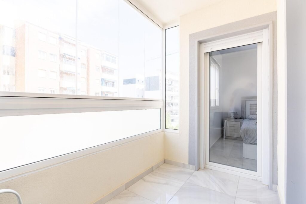 Exclusiva vivienda familiar a 400 m del mar – dos viviendas independientes, piscina privada y placas solares