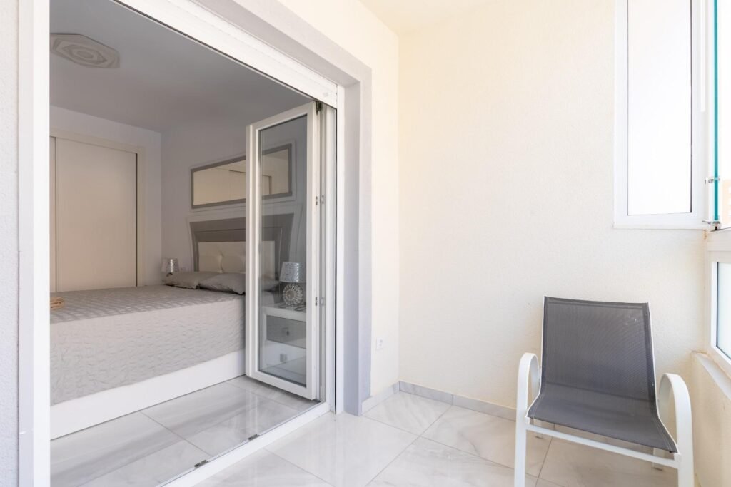 Exclusiva vivienda familiar a 400 m del mar – dos viviendas independientes, piscina privada y placas solares