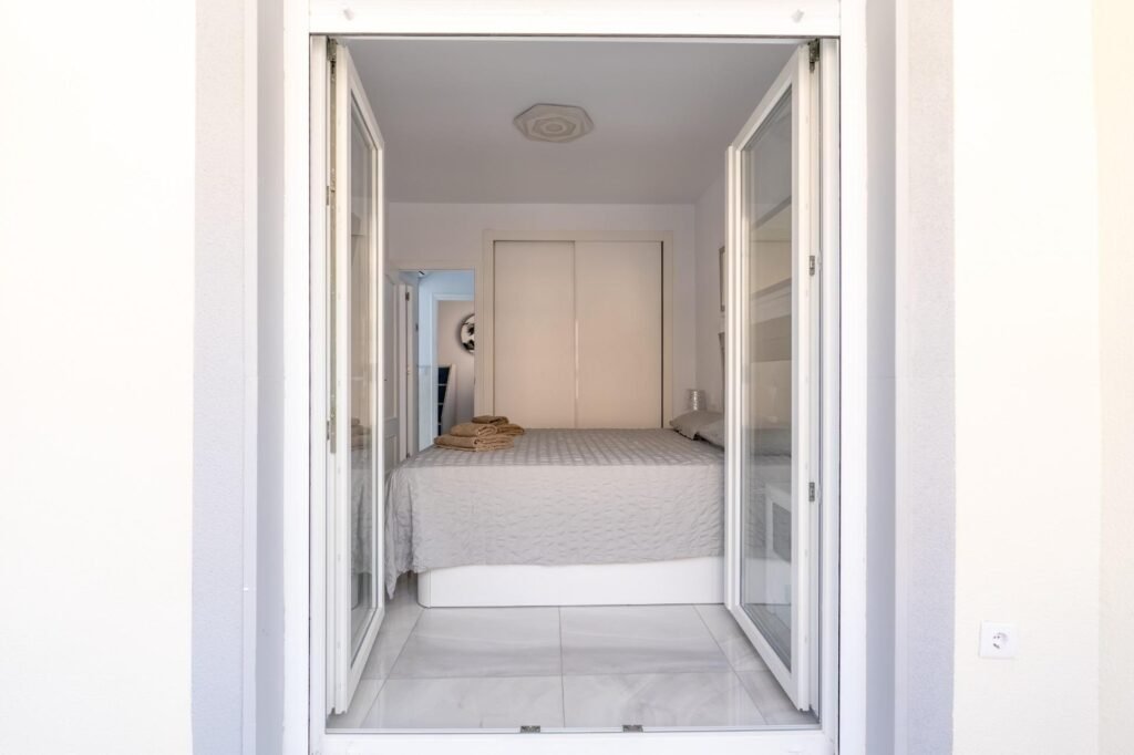 Exclusiva vivienda familiar a 400 m del mar – dos viviendas independientes, piscina privada y placas solares