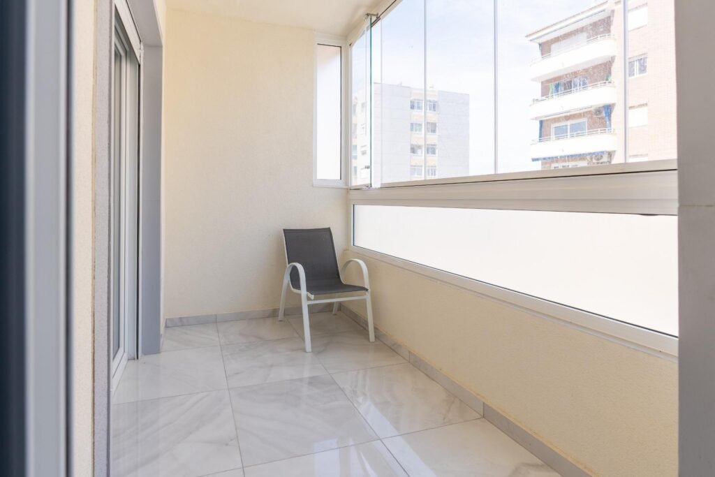 Exclusiva vivienda familiar a 400 m del mar – dos viviendas independientes, piscina privada y placas solares