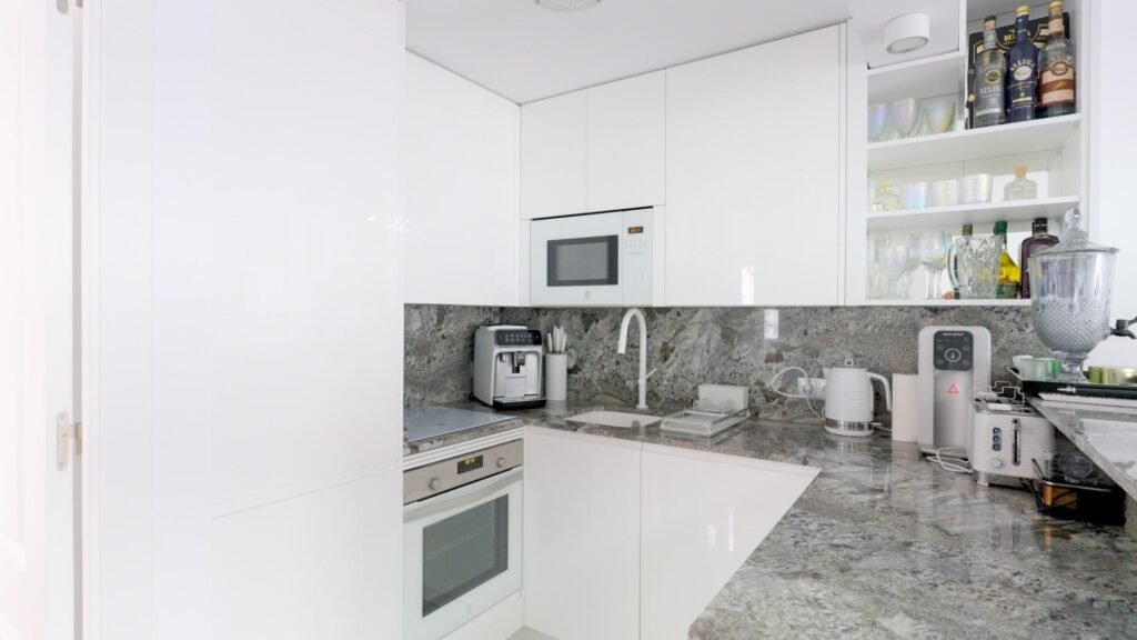 Exclusiva vivienda familiar a 400 m del mar – dos viviendas independientes, piscina privada y placas solares