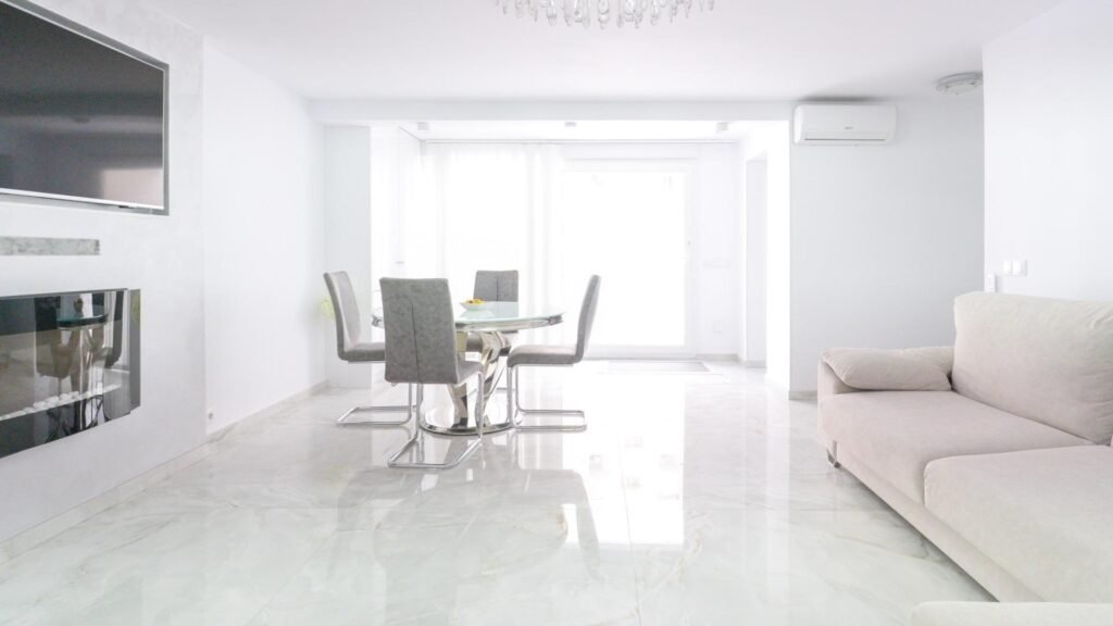 Exclusiva vivienda familiar a 400 m del mar – dos viviendas independientes, piscina privada y placas solares