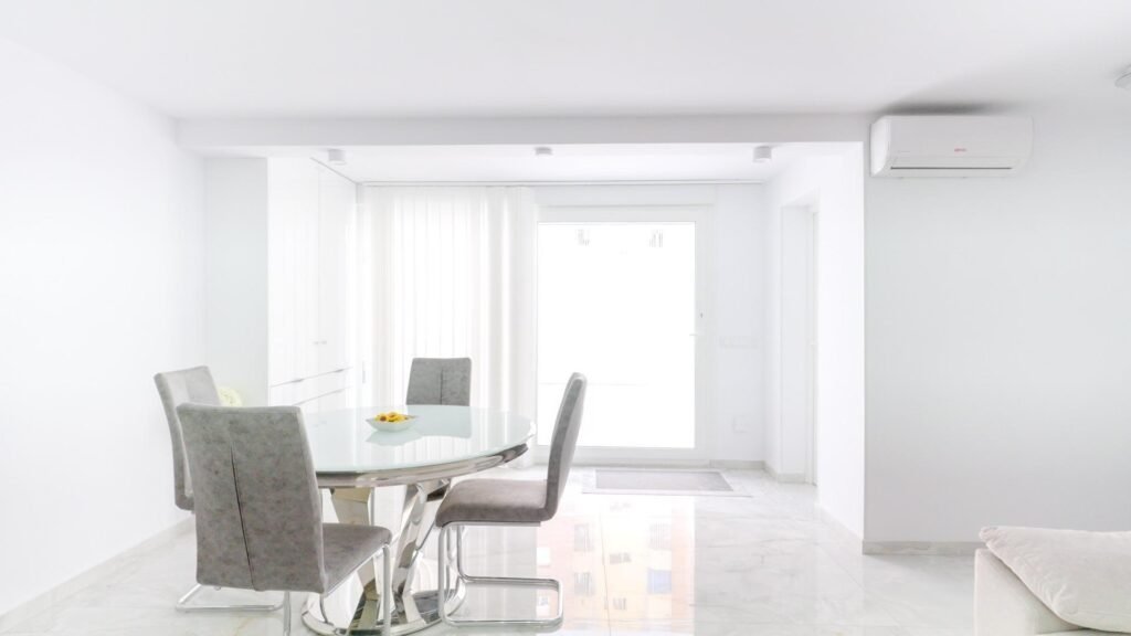 Exclusiva vivienda familiar a 400 m del mar – dos viviendas independientes, piscina privada y placas solares