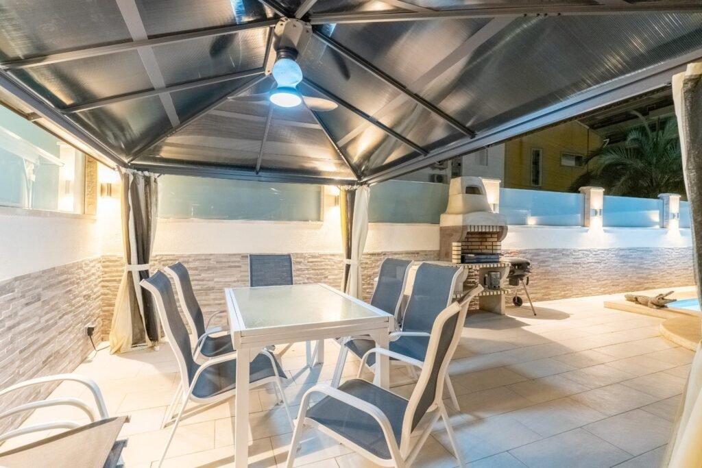 Exclusiva vivienda familiar a 400 m del mar – dos viviendas independientes, piscina privada y placas solares