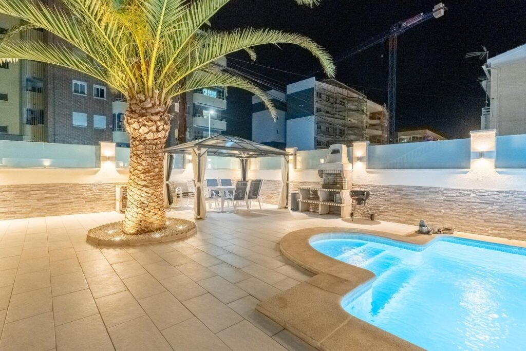 Exclusiva vivienda familiar a 400 m del mar – dos viviendas independientes, piscina privada y placas solares