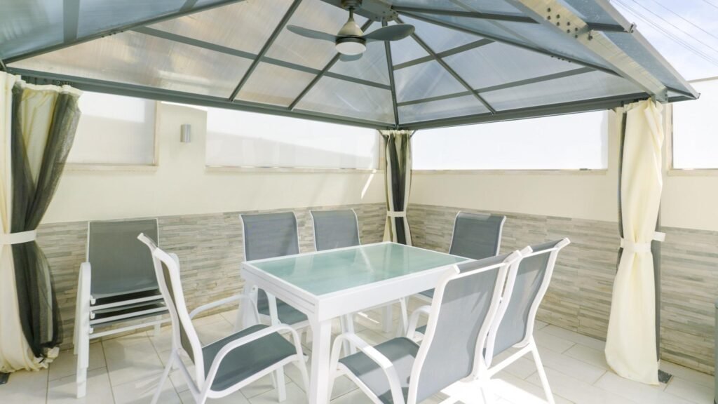 Exclusiva vivienda familiar a 400 m del mar – dos viviendas independientes, piscina privada y placas solares