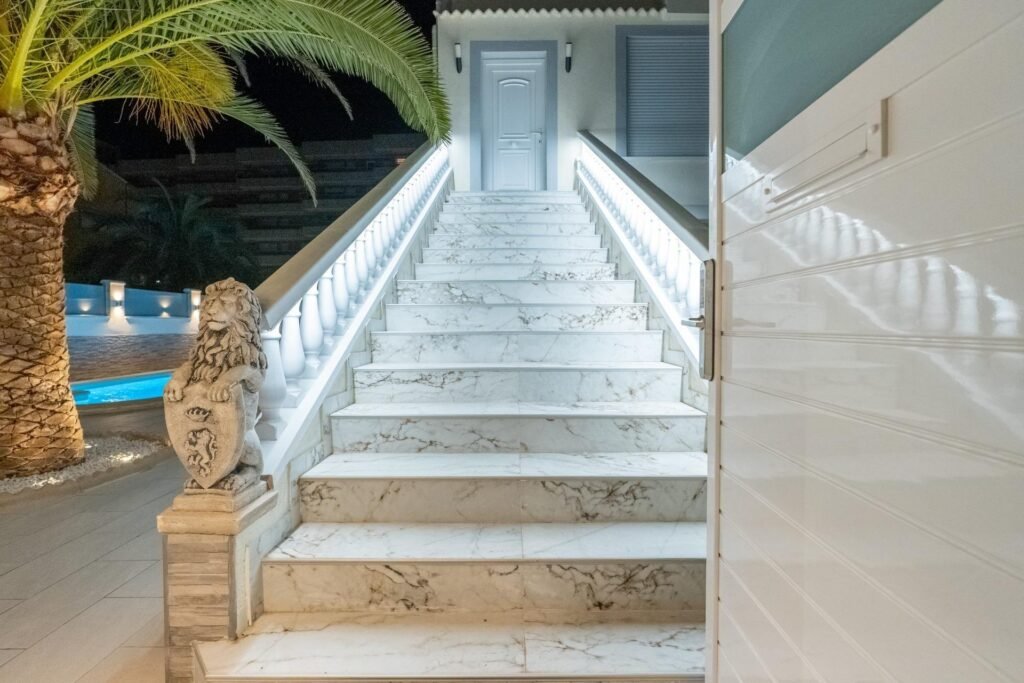 Exclusiva vivienda familiar a 400 m del mar – dos viviendas independientes, piscina privada y placas solares