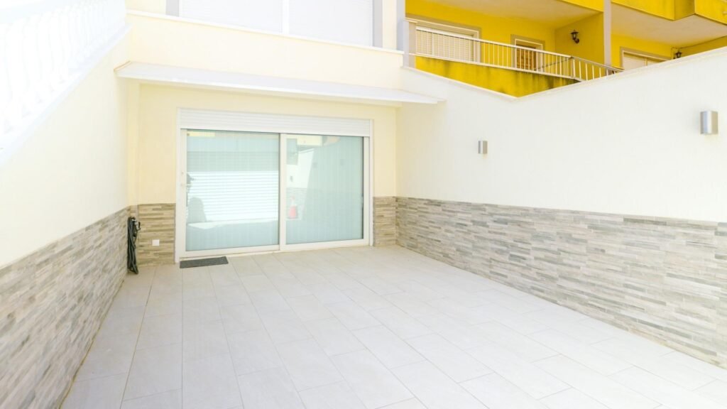 Exclusiva vivienda familiar a 400 m del mar – dos viviendas independientes, piscina privada y placas solares