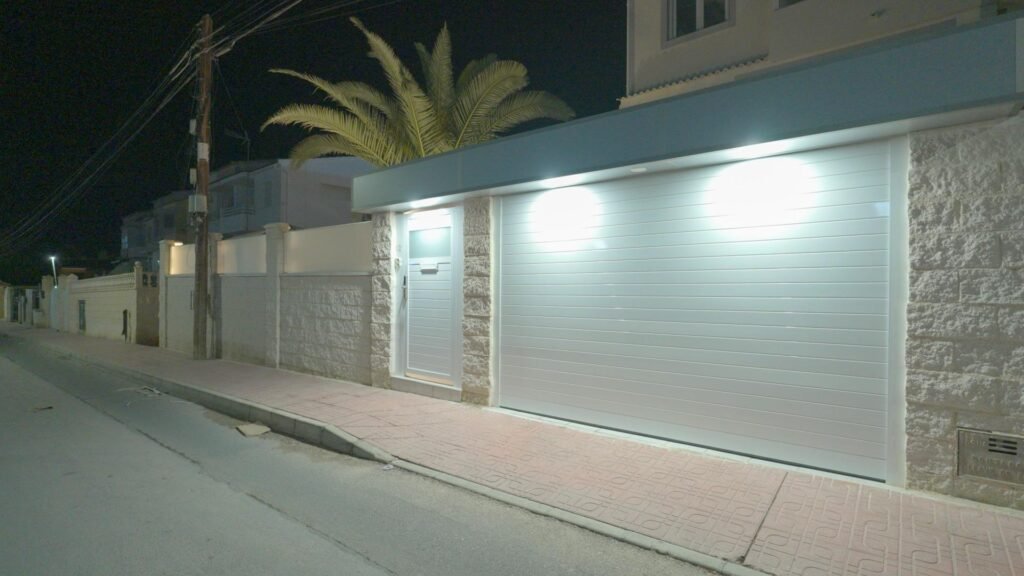 Exclusiva vivienda familiar a 400 m del mar – dos viviendas independientes, piscina privada y placas solares