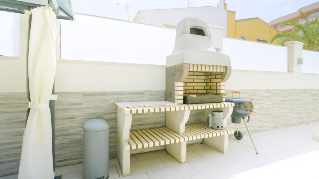 Exclusiva vivienda familiar a 400 m del mar – dos viviendas independientes, piscina privada y placas solares