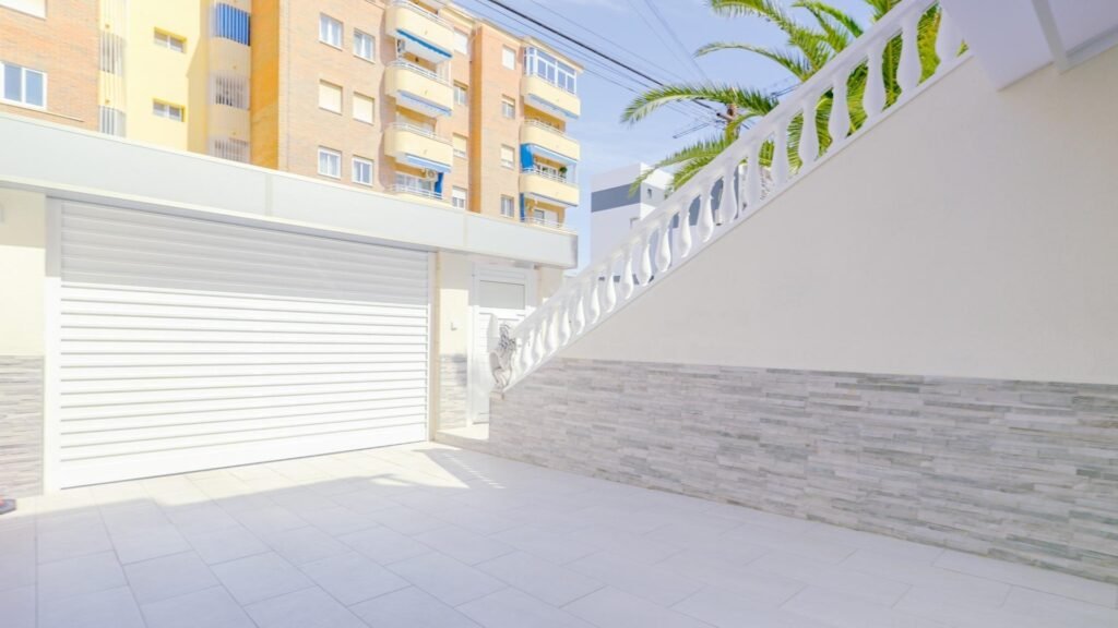Exclusiva vivienda familiar a 400 m del mar – dos viviendas independientes, piscina privada y placas solares