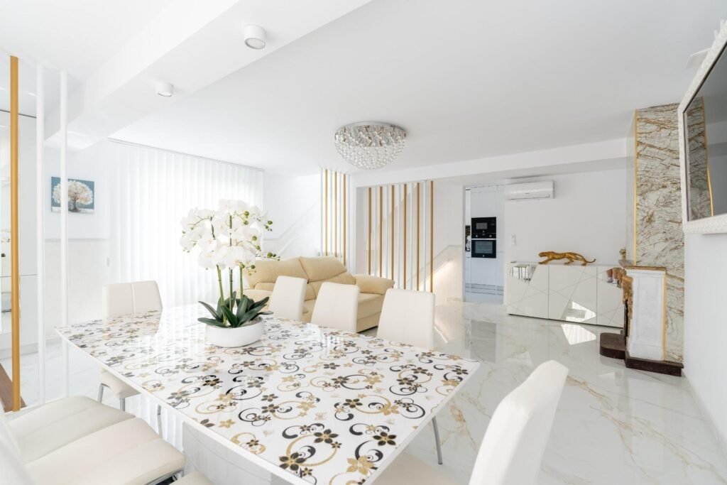 Exclusiva vivienda familiar a 400 m del mar – dos viviendas independientes, piscina privada y placas solares
