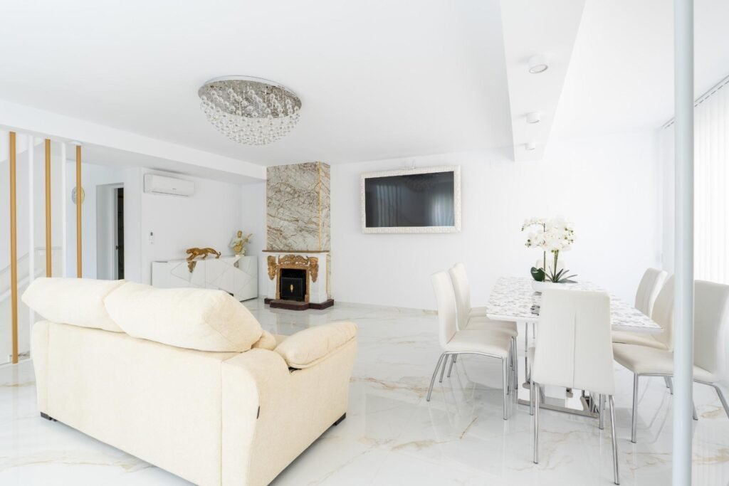 Exclusiva vivienda familiar a 400 m del mar – dos viviendas independientes, piscina privada y placas solares