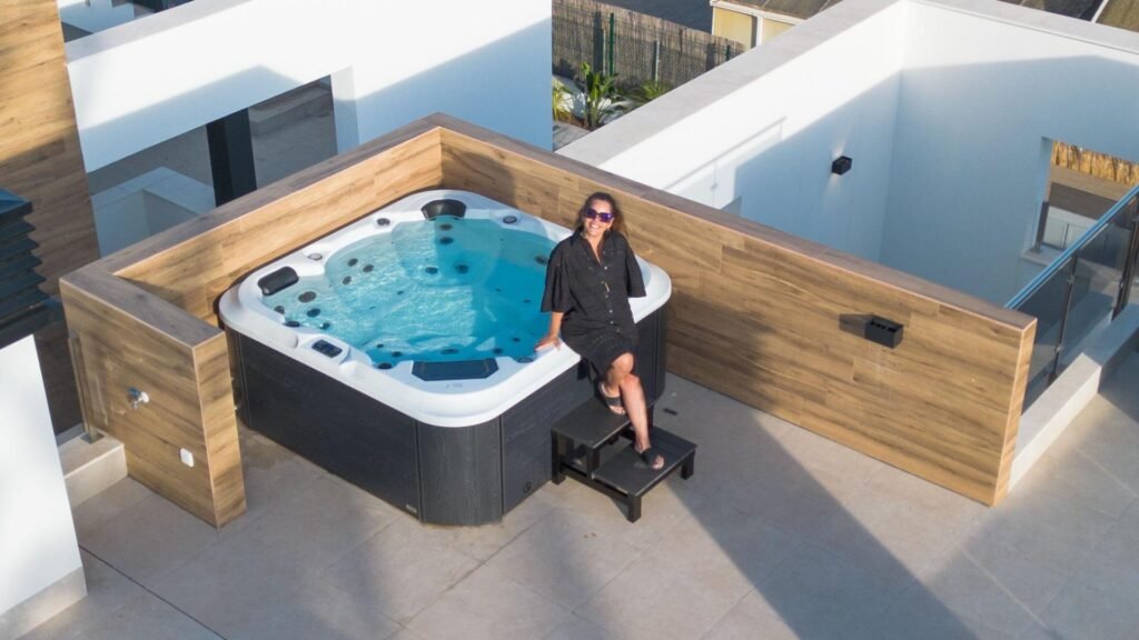 Moderne Luxusvilla mit Pool und Dachterrasse