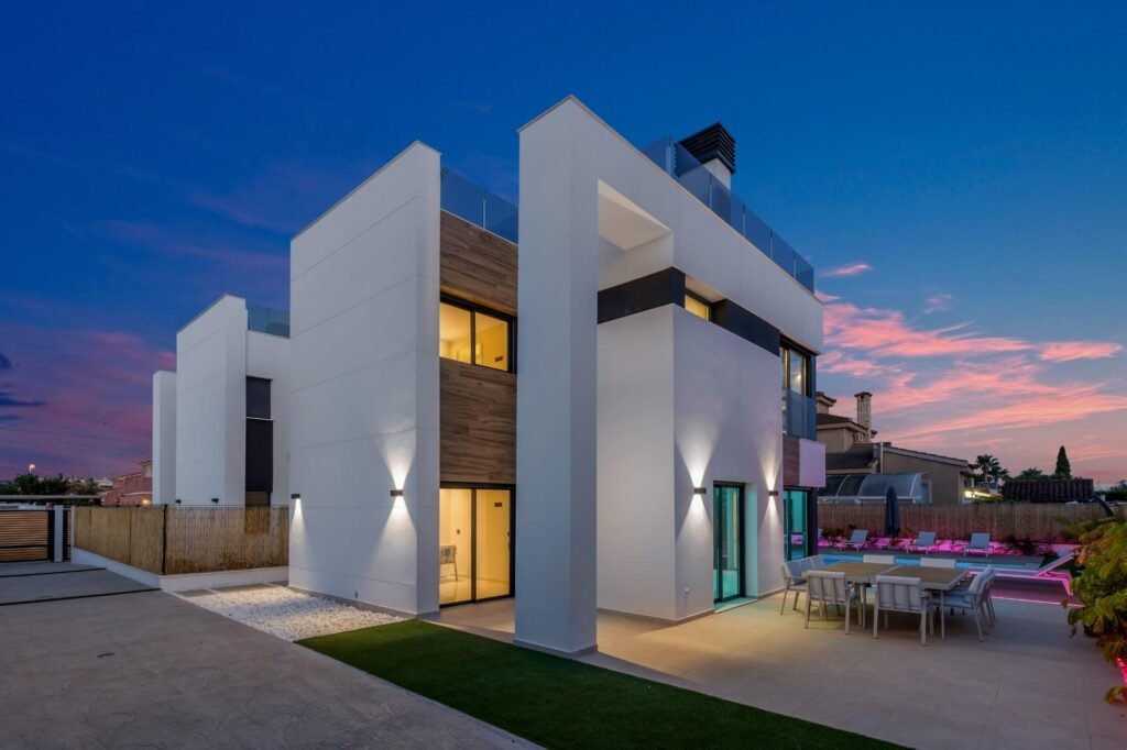 Moderne Luxusvilla mit Pool und Dachterrasse