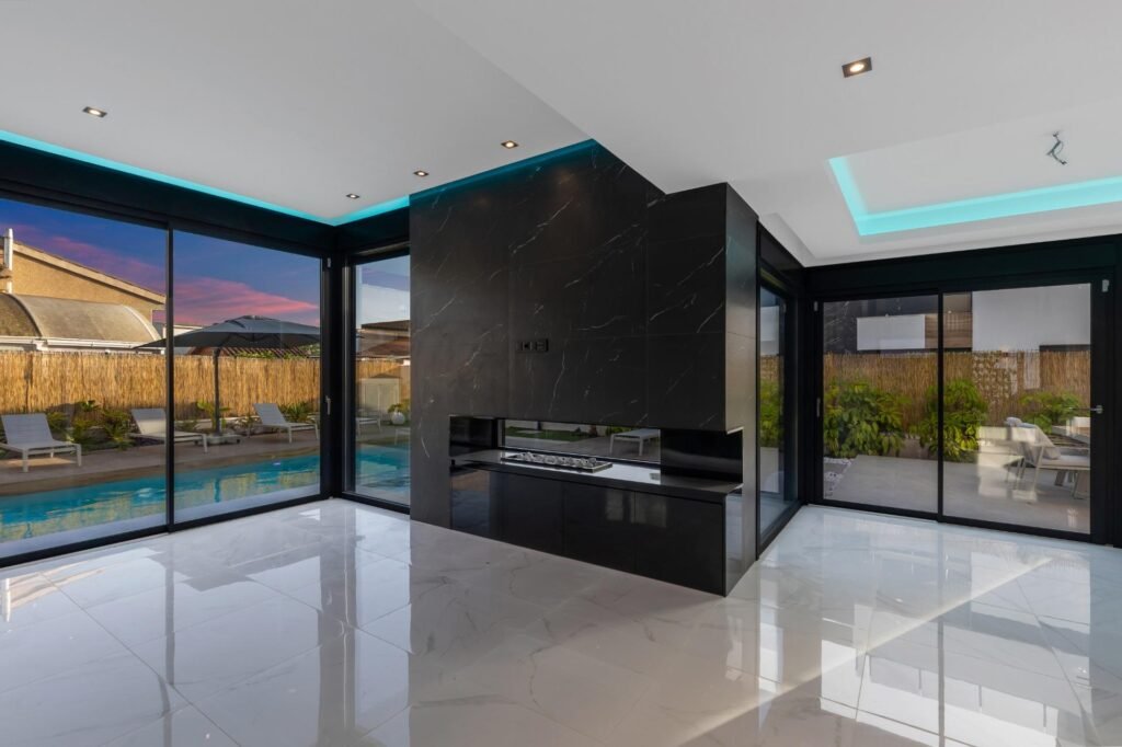 Moderne Luxusvilla mit Pool und Dachterrasse