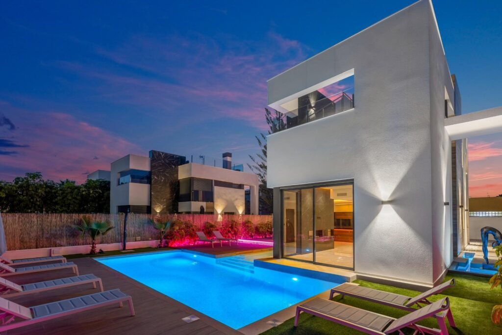 Moderne Luxusvilla mit Pool und Dachterrasse