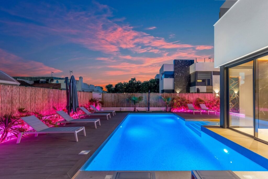 Moderne Luxusvilla mit Pool und Dachterrasse