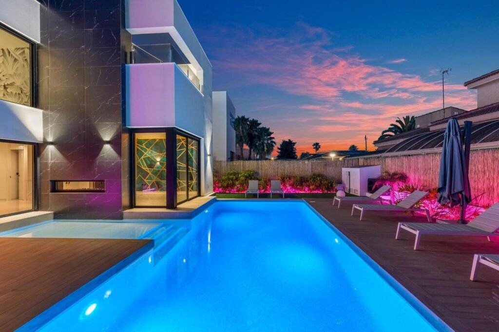 Moderne Luxusvilla mit Pool und Dachterrasse