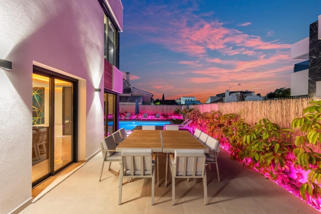 Moderne Luxusvilla mit Pool und Dachterrasse