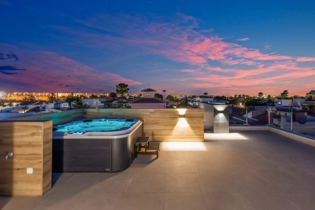 Moderne Luxusvilla mit Pool und Dachterrasse