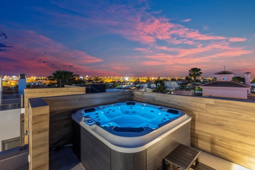 Moderne Luxusvilla mit Pool und Dachterrasse