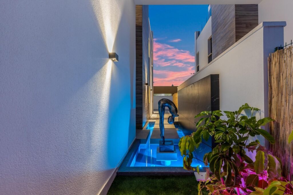 Moderne Luxusvilla mit Pool und Dachterrasse