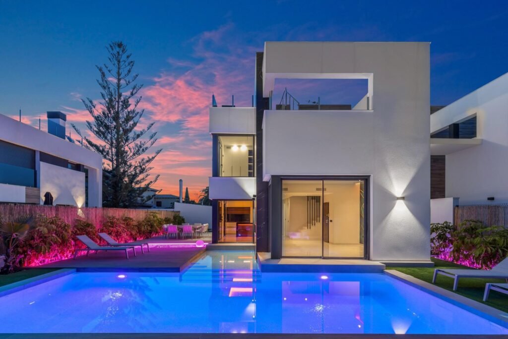 Moderne Luxusvilla mit Pool und Dachterrasse