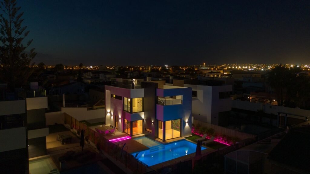 Moderne Luxusvilla mit Pool und Dachterrasse